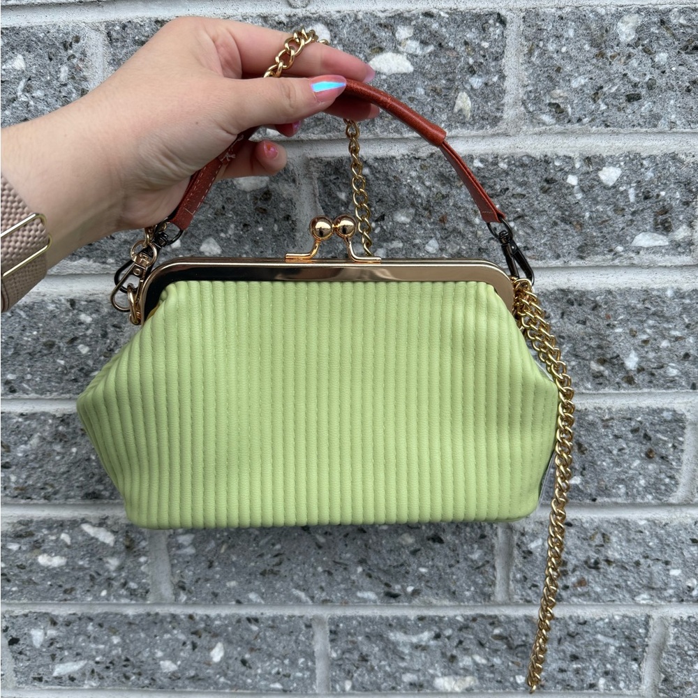 Elegant Green Handbag with Gold Chain